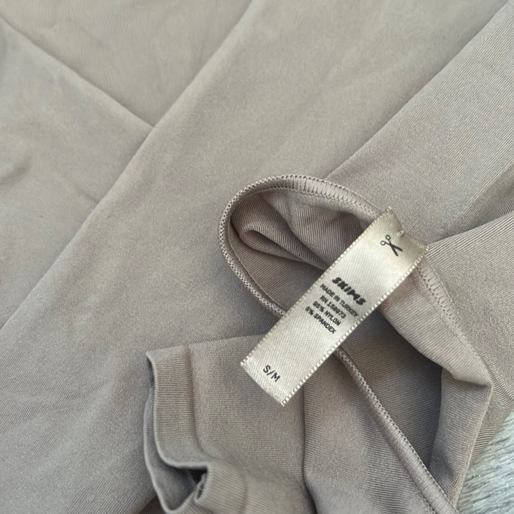 Skims Essential Long Sleeve Scoop Neck - Picture 7 of 10